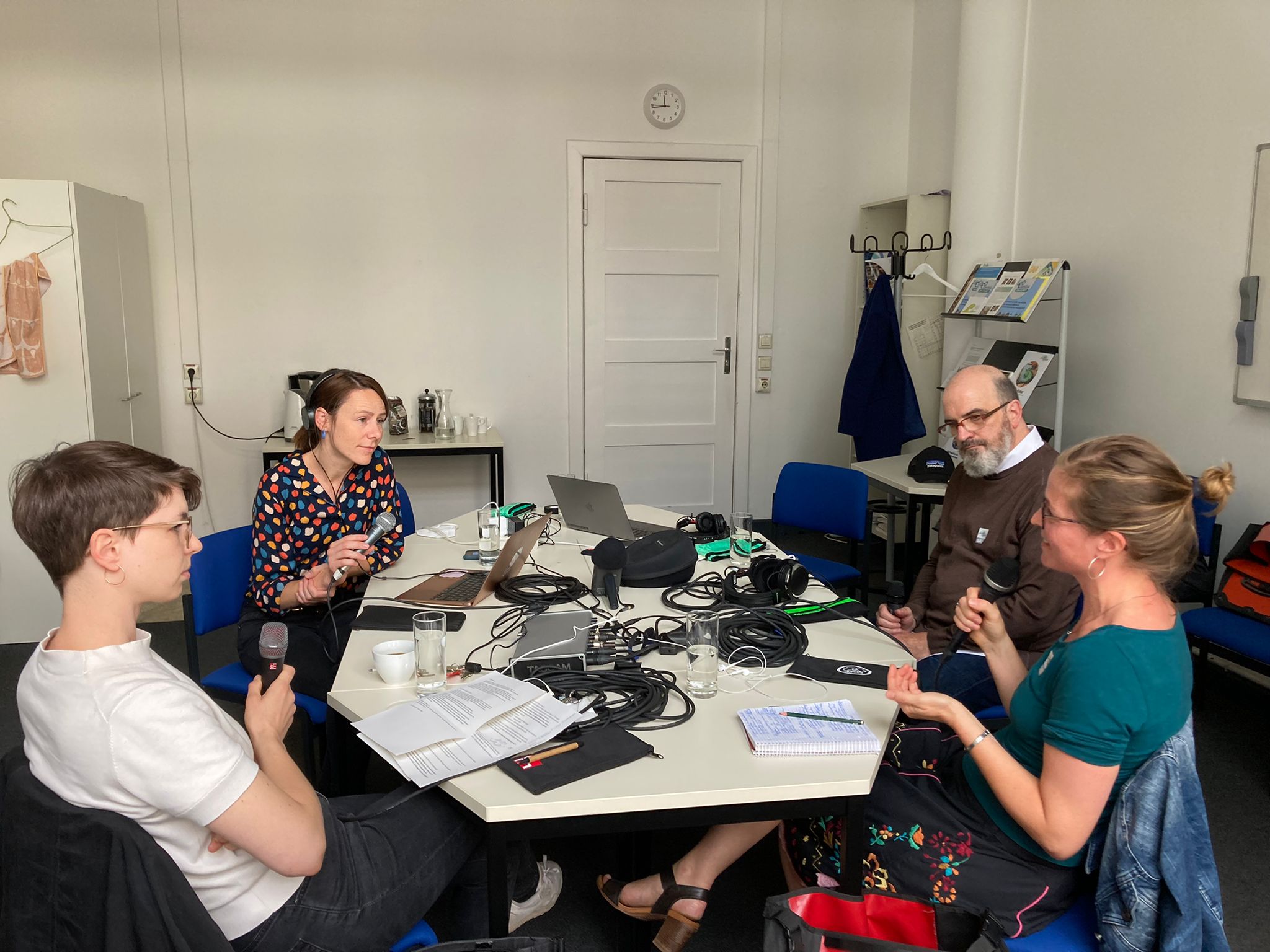 Discussing in the episode (from left to right): Dr. Elisabeth Heyne from the Museum für Naturkunde Berlin, moderator Nancy Fischer, Dr. Patrick Eiden-Offe from the Leibniz Center for Literary and Cultural Research and Dr. Judith Nora Hardt from the Centre Marc Bloch. 